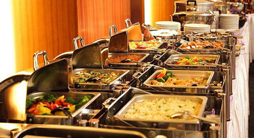 Indonesisch cateringbuffet met warme schalen
