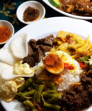 Nasi rames met rijst, rendang en groenten