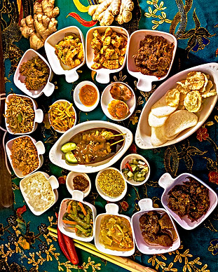 Indonesische rijsttafel met diverse gerechten op tafel