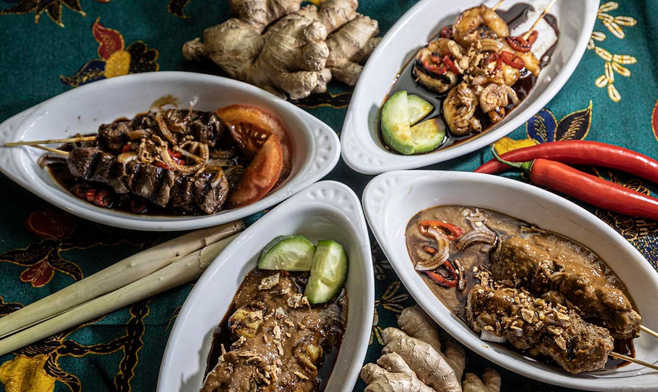 Indonesische saté met saus, geserveerd op batik